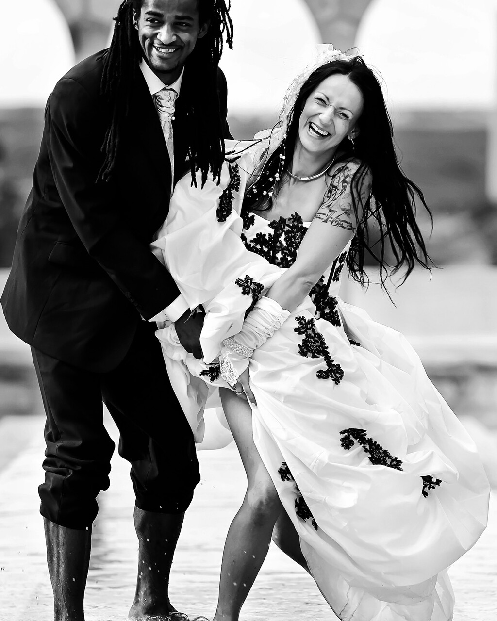 Portrait de mariée en noir et blanc avec bouquet réalisé à Tarbes