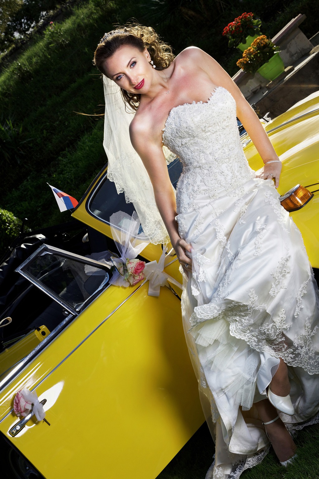 Portrait de mariée avec voiture de collection réalisé dans les Hautes-Pyrénées